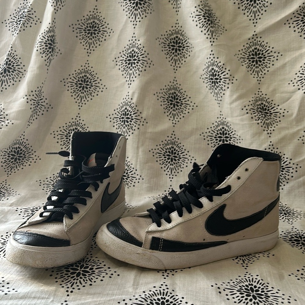 Nike mid blazer 77s cream/tan suede w/ black trim like new tread intact